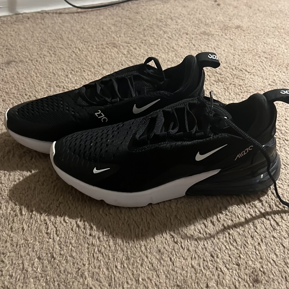 Nike Air 270! Men’s size 7.5 (9 women’s) barely worn!